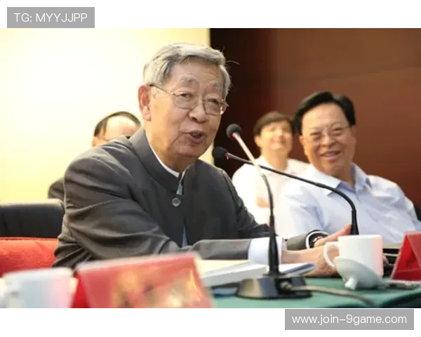 雷丁俱乐部发展历程与青年足球文化融合创新探索